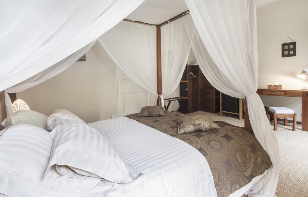 Chateau De Puyrigaud Bed & Breakfast Léoville Екстериор снимка