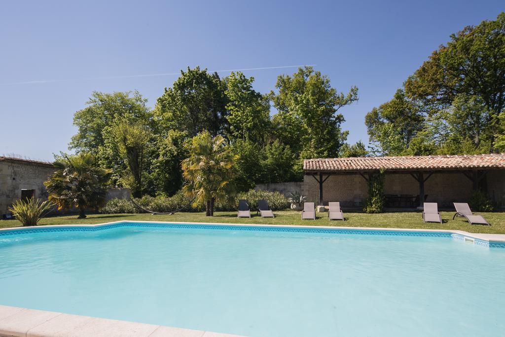 Chateau De Puyrigaud Bed & Breakfast Léoville Екстериор снимка