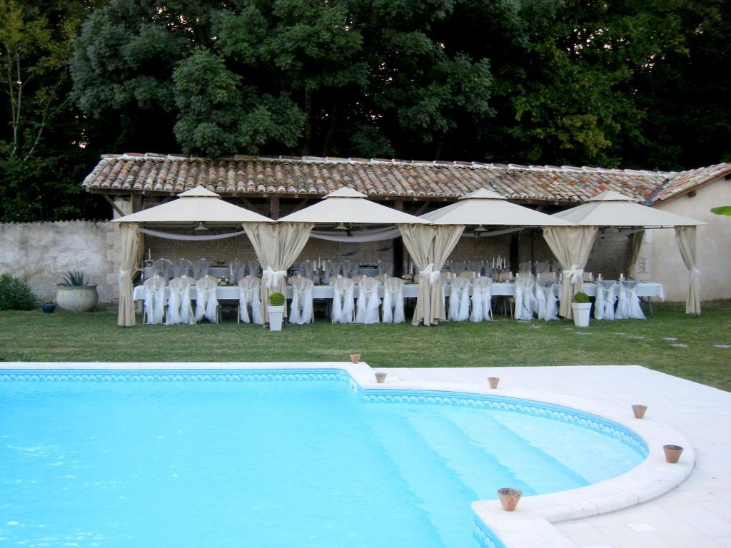 Chateau De Puyrigaud Bed & Breakfast Léoville Екстериор снимка