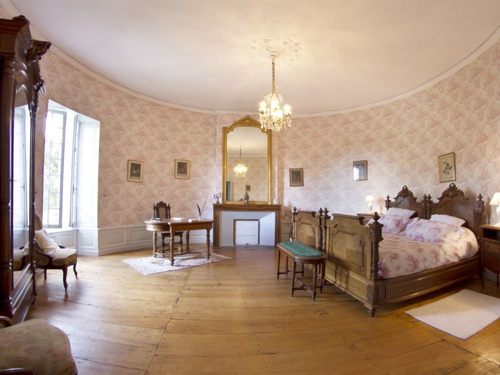 Chateau De Puyrigaud Bed & Breakfast Léoville Екстериор снимка